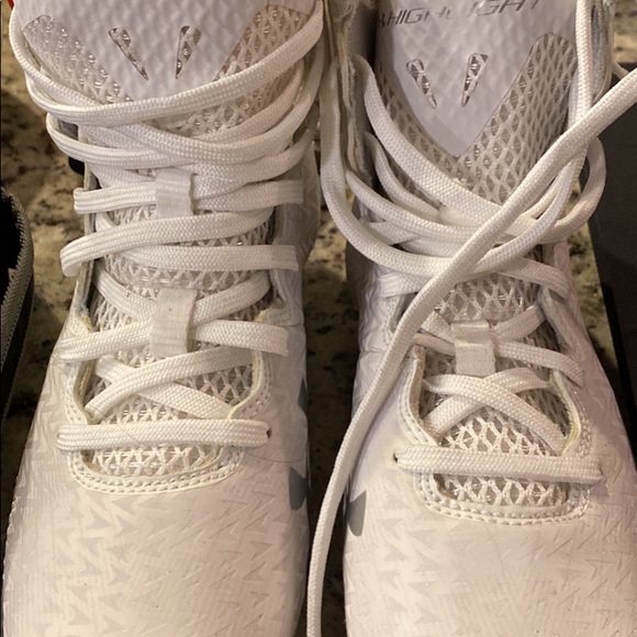 Woman’s under armor highlight lacrosse cleat!! - Picture 3 of 3